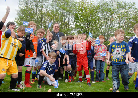 Alex Salmond MP mit einer Gruppe von Kindern in einem Ostern Fototermin vor der schottischen Wahlen im Jahr 2011. Stockfoto