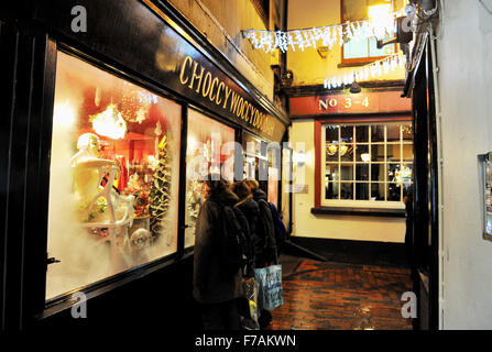 Brighton UK, 27. November 2015 - Besucher schauen in den Choccywoccdoodah Chocolatier Shop (jetzt geschlossen) in den Gassen von Brighton mit seinen berühmten Schaufenstern am Black Friday Stockfoto