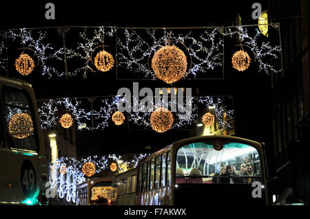 Brighton UK bekommen 27. November 2015 - Passagiere auf diesem Bus eine Nahaufnahme vom oberen Deck der Weihnachtsbeleuchtung in North Street Brighton als sie nach Hause reisen, von den Einkaufsmöglichkeiten am schwarzen Freitag Stockfoto