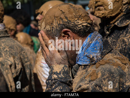 Iranische Schiiten muslimischer Mann bedeckt im Schlamm Weinen während Ashura Tag, Provinz Kurdistan, Bidjar, Iran Stockfoto