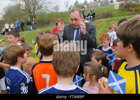 Alex Salmond MP mit einer Gruppe von Kindern in einem Ostern Fototermin vor der schottischen Wahlen im Jahr 2011. Stockfoto