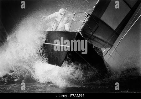 AJAX-NEWS-FOTOS. 1985. SOLENT, ENGLAND. -ADMIRALS CUP 1985 - SIDEWINDER (UNS) SCHLACHTEN DURCH SCHWERER SEE ZU BEGINN DER CHANNEL RACE. FOTO VON: JONATHAN EASTLAND/AJAX REF: ADC85 Stockfoto