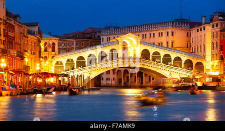 Rialto-Brücke in der Nacht, Canal Grande, Venedig, Italien, UNESCO Stockfoto