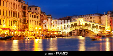 Rialto-Brücke am Abend, Canal Grande, Venedig, Italien, UNESCO Stockfoto