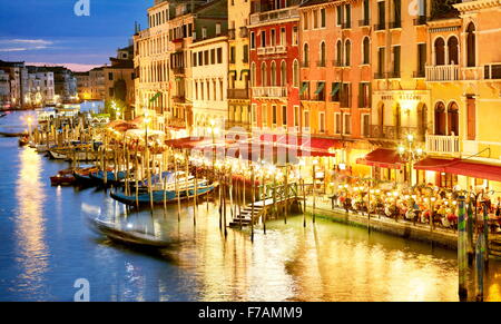 Restaurant am Canal Grande-Nacht-Blick von der Rialto-Brücke, Venedig, Veneto, Italien Stockfoto