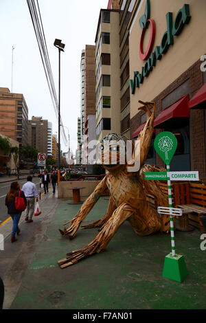 Holzaffen vor dem Supermarkt Vivanda, Teil der Kampagne der NGO Amazoniaqui, um das Bewusstsein für die Notwendigkeit des Schutzes der Regenwälder im Amazonasgebiet in Lima, Peru zu schärfen Stockfoto