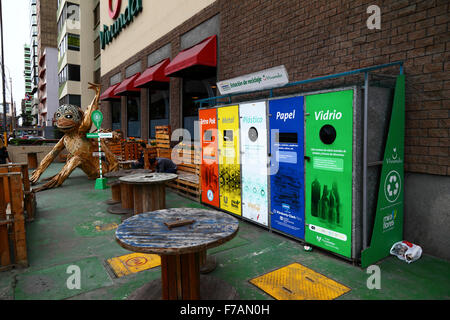 Recycling-Behälter für den Hausmüll außerhalb Vivanda Supermarkt, Miraflores, Lima, Peru Stockfoto