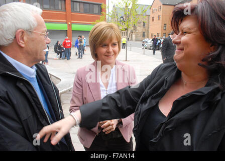 Scottish National Party (SNP) Führer Nicola Sturgeon und Schauspielerin Elaine C Smith sprechen Wähler in Glasgow. Stockfoto