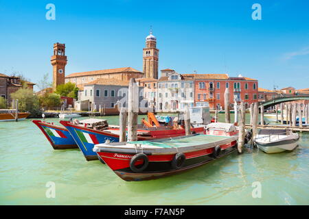 Boote auf dem Kanal, Insel Murano, Italien Stockfoto