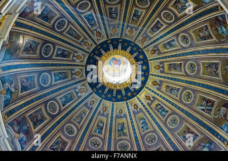 Hier abgebildet ist die schöne Kuppel im Inneren der Basilika St. Peter, die Bilder völlig aus Mosaikfliesen geschaffen. Stockfoto