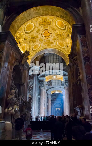 Abgebildet hier ist soft-Fokus-Szene im Inneren der Basilika St. Peter, mit Touristen betrachten die unglaubliche Kunstwerke mit Licht am Kreuz. Stockfoto