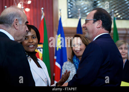 Valetta, Malta. 27. November 2015. French President Francois Hollande (R) spricht mit anderen Delegierten vor der Klima Aktion spezielle Exekutivsitzung an den Commonwealth Köpfe der Regierung Sitzung (CHOGM) in Valletta, Malta, am 27. November 2015. (Xinhua/Jin Yu) Bildnachweis: Xinhua/Alamy Live-Nachrichten Stockfoto