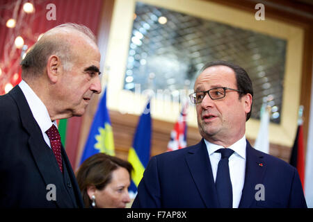 Valetta, Malta. 27. November 2015. French President Francois Hollande (R) spricht mit einem Delegierten vor der Klima Aktion spezielle Exekutivsitzung an den Commonwealth Köpfe der Regierung Sitzung (CHOGM) in Valletta, Malta, am 27. November 2015. (Xinhua/Jin Yu) Bildnachweis: Xinhua/Alamy Live-Nachrichten Stockfoto