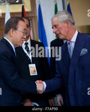 Valetta, Malta. 27. November 2015. United Nations Secretary General Ban Ki-Moon (L) schüttelt Hände mit Großbritanniens Prinz Charles vor der Klima Aktion spezielle Exekutivsitzung an den Commonwealth Köpfe der Regierung Sitzung (CHOGM) in Valletta, Malta, am 27. November 2015. (Xinhua/Jin Yu) Bildnachweis: Xinhua/Alamy Live-Nachrichten Stockfoto