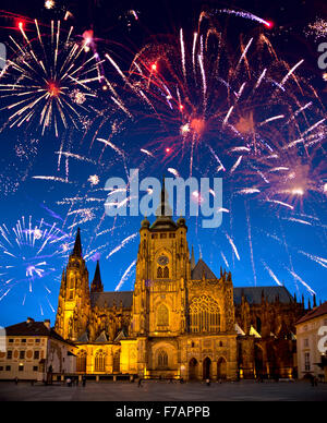 Feierliches Feuerwerk über dem Sankt-Veits Kathedrale, Prag, Tschechien Stockfoto