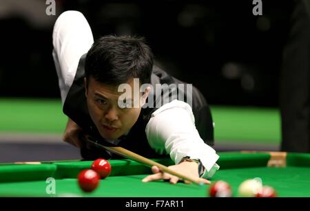 York, Yorkshire, Großbritannien. 25. November 2015. Marco Fu Hong Kong China konkurriert mit Hatem Yassen Ägyptens in einer ersten Vorrundenspiel auf der Snooker UK Championship 2015 in York, England, am 25. November 2015. Marco Fu gewann 6: 2. Bildnachweis: Aktion Plus Sport/Alamy Live-Nachrichten Stockfoto