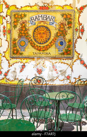 Bar-Kunst Dekoration, Altstadt in Taormina, Sizilien, Italien Stockfoto