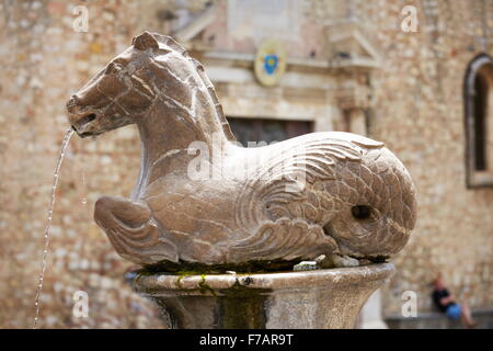 Pferd-Brunnen in der Nähe von Kathedrale von St. Nicola, Taormina, alte Stadt, Sizilien, Italien Stockfoto