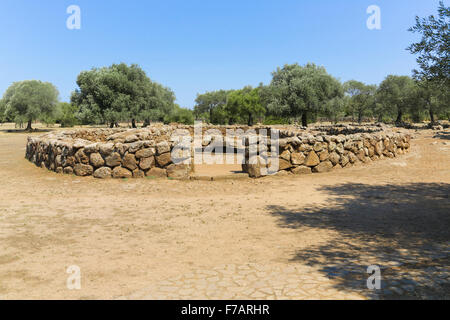 Der heiligen Brunnen und dem Tempel des Nuragico di Santa Cristina komplexes Stockfoto