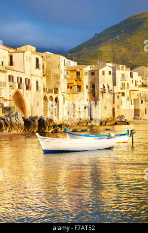 Cefalu mittelalterlichen Häusern am Meer, Altstadt von Cefalù, Sizilien, Italien Stockfoto