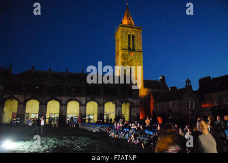 Leute sitzen im Hof der St. Andrews University in der Nacht in St. Andrews, Schottland im April 2011. Stockfoto