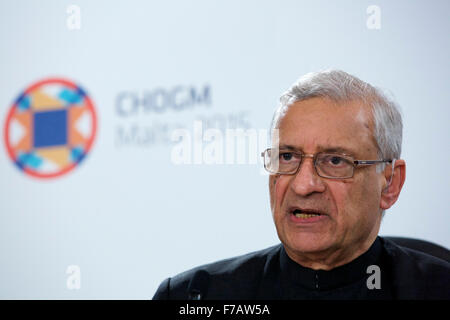 Valetta, Malta. 27. November 2015. Generalsekretär des Commonwealth Kamalesh Sharma besucht eine Pressekonferenz nach der Klima Aktion spezielle Exekutivsitzung an den Commonwealth Köpfe der Regierung Sitzung (CHOGM) in Mellieha, Malta, 27. November 2015. (Xinhua/Jin Yu) Bildnachweis: Xinhua/Alamy Live-Nachrichten Stockfoto