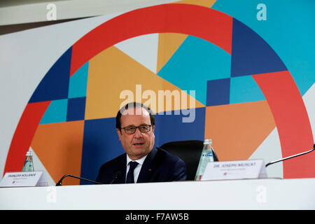 Valetta, Malta. 27. November 2015. Der französische Präsident Francois Hollande besucht eine Pressekonferenz nach der Klima Aktion spezielle Exekutivsitzung an den Commonwealth Köpfe der Regierung Sitzung (CHOGM) in Mellieha, Malta, 27. November 2015. (Xinhua/Jin Yu) Bildnachweis: Xinhua/Alamy Live-Nachrichten Stockfoto