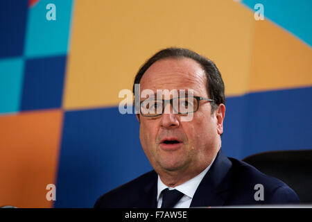 Valetta, Malta. 27. November 2015. Der französische Präsident Francois Hollande besucht eine Pressekonferenz nach der Klima Aktion spezielle Exekutivsitzung an den Commonwealth Köpfe der Regierung Sitzung (CHOGM) in Mellieha, Malta, 27. November 2015. (Xinhua/Jin Yu) Bildnachweis: Xinhua/Alamy Live-Nachrichten Stockfoto