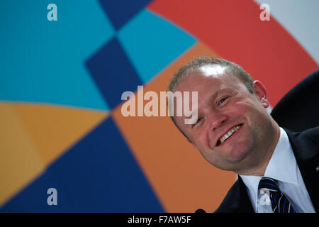 Valetta, Malta. 27. November 2015. Maltas Premierminister Joseph Muscat besucht eine Pressekonferenz nach der Klima Aktion spezielle Exekutivsitzung an den Commonwealth Köpfe der Regierung Sitzung (CHOGM) in Mellieha, Malta, 27. November 2015. (Xinhua/Jin Yu) Bildnachweis: Xinhua/Alamy Live-Nachrichten Stockfoto