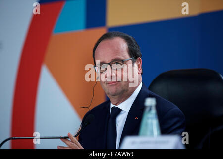 Valetta, Malta. 27. November 2015. Der französische Präsident Francois Hollande besucht eine Pressekonferenz nach der Klima Aktion spezielle Exekutivsitzung an den Commonwealth Köpfe der Regierung Sitzung (CHOGM) in Mellieha, Malta, 27. November 2015. (Xinhua/Jin Yu) Bildnachweis: Xinhua/Alamy Live-Nachrichten Stockfoto