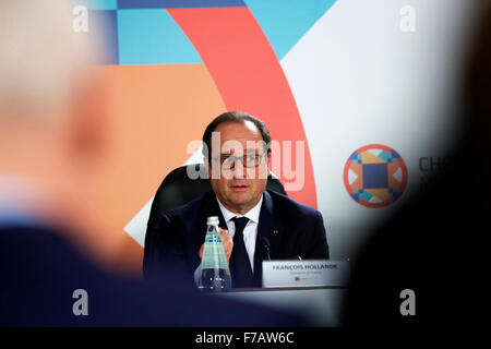 Valetta, Malta. 27. November 2015. Der französische Präsident Francois Hollande besucht eine Pressekonferenz nach der Klima Aktion spezielle Exekutivsitzung an den Commonwealth Köpfe der Regierung Sitzung (CHOGM) in Mellieha, Malta, 27. November 2015. (Xinhua/Jin Yu) Bildnachweis: Xinhua/Alamy Live-Nachrichten Stockfoto