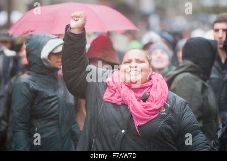 Chicago, Illinois, USA. 27. November 2015. Demonstranten protestieren gegen letztjährigen Erschießung des schwarzen Jugendlichen Laquan McDonald von einem weißen Polizisten in der Innenstadt einkaufen Bezirk von Chicago, Illinois, 27. November 2015. Bildnachweis: He Xianfeng/Xinhua/Alamy Live-Nachrichten Stockfoto