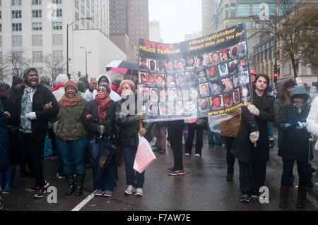 Chicago, Illinois, USA. 27. November 2015. Demonstranten protestieren gegen letztjährigen Erschießung des schwarzen Jugendlichen Laquan McDonald von einem weißen Polizisten in der Innenstadt einkaufen Bezirk von Chicago, Illinois, 27. November 2015. Bildnachweis: He Xianfeng/Xinhua/Alamy Live-Nachrichten Stockfoto