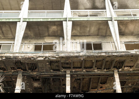 Schwere Brandschäden an der Fassade des Hochhauses Stockfoto