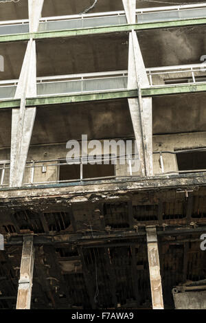 Schwere Brandschäden an der Fassade des Hochhauses Stockfoto