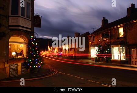 Weihnachtsbeleuchtung auf der Hauptstraße in Castleton Dorf, Nationalpark Peak District, Derbyshire, England, Großbritannien Stockfoto