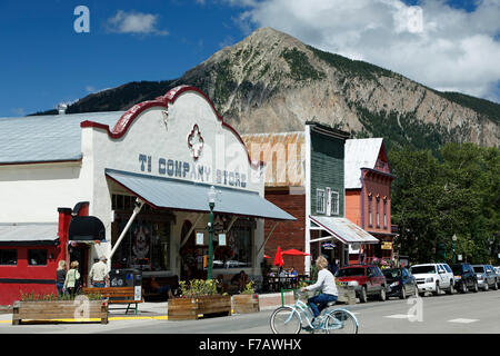 Historische Innenstadt, Radfahrer und Mount Crested Butte (12,162 ft.), Crested Butte, Colorado USA Stockfoto