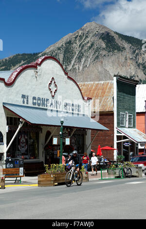 Historische Innenstadt, Radfahrer und Mount Crested Butte (12,162 ft.), Crested Butte, Colorado USA Stockfoto