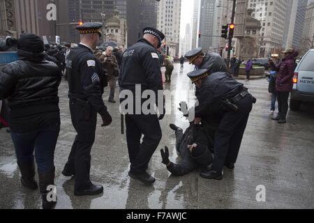 Chicago, Illinois, USA. 27. November 2015. Demonstranten marschieren entlang der Magnificent Mile in Chicago am schwarzen Freitag Dissrupt einkaufen und Kraft die Stadt zu versöhnen mit der Erschießung der Laquan McDonald von Officer Jason Van Dyke von Chicago Police Department. Bildnachweis: Rick Majewski/ZUMA Draht/Alamy Live-Nachrichten Stockfoto