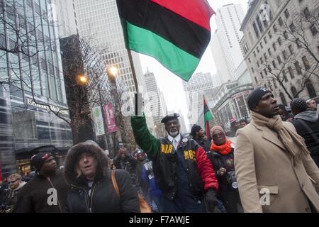 Chicago, Illinois, USA. 27. November 2015. Demonstranten marschieren entlang der Magnificent Mile in Chicago am schwarzen Freitag Dissrupt einkaufen und Kraft die Stadt zu versöhnen mit der Erschießung der Laquan McDonald von Officer Jason Van Dyke von Chicago Police Department. Bildnachweis: Rick Majewski/ZUMA Draht/Alamy Live-Nachrichten Stockfoto