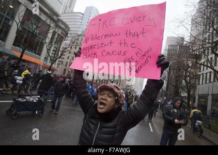 Chicago, Illinois, USA. 27. November 2015. Demonstranten marschieren entlang der Magnificent Mile in Chicago am schwarzen Freitag Dissrupt einkaufen und Kraft die Stadt zu versöhnen mit der Erschießung der Laquan McDonald von Officer Jason Van Dyke von Chicago Police Department. Bildnachweis: Rick Majewski/ZUMA Draht/Alamy Live-Nachrichten Stockfoto