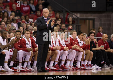 Madison, WI, USA. 25. November 2015. Wisconsin Head Coach Bo Ryan während der NCAA Basketball-Spiel zwischen den Prairie View A & M Panthers und die Wisconsin Badgers am Kohl Center in Madison, Wisconsin. Wisconsin besiegte Prairie View A & M 85-67. John Fisher/CSM/Alamy Live-Nachrichten Stockfoto