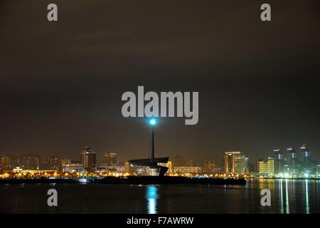 Über die Bucht des Caspain Meeres bei Nacht, Licht auf Felsen und Blick auf die Formel1 Rennstrecke zeigen Stockfoto