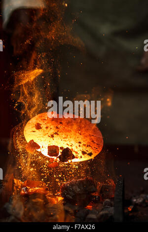 Roheisen Werkstück für Herstellung von plattierten Stahl auf dem Amboss auf Fälschung Stockfoto