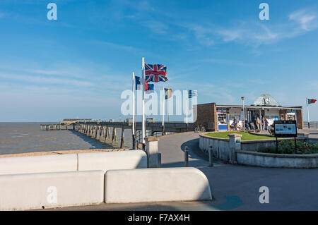 Deal Pier Deal Kent England Küstenstadt Sonnenschein, blauer Himmel Stockfoto