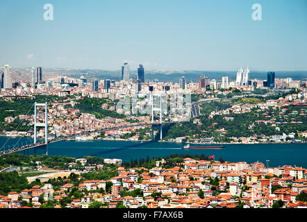 Ein Blick vom Camlica Hügel in Richtung Istanbul und die Bosporus-Brücke Stockfoto