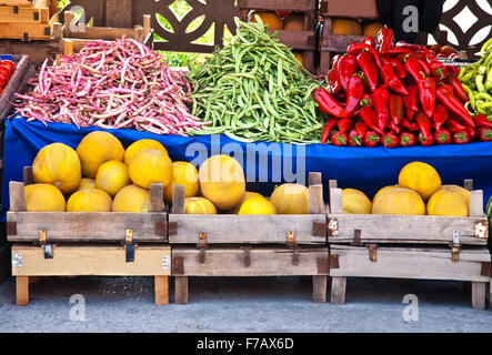 Frisches Bio-Obst und Gemüse A Street Market Juan Canary Melone, rote und grüne Paprikaschote, (Meerbarbe) Nieren- und grün werden Stockfoto