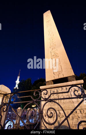 Obelisk und die blaue Moschee Minarett im Hintergrund in der Nacht Stockfoto