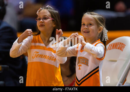 27. November 2015: junge Dame Tennessee Volunteers Fans tanzen während der NCAA Basketball-Spiel zwischen der University of Tennessee Lady Freiwilligen und die Albany-Doggen in der Thompson-Boling-Arena in Knoxville TN Tim Gangloff/CSM Stockfoto