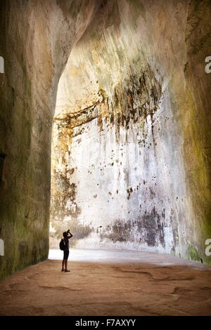 Touristen in der Höhle Ohr des Dionysius, Orecchio di Dionisio, Syrakus, Sizilien, Italien Stockfoto